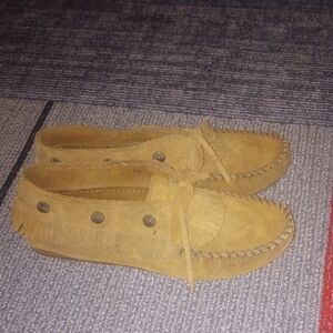 Minnetonka Women's Tan Suede Loafers